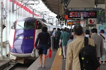 荷物を放り投げ「その席うちらの！」子どもは「晒しちゃえば」…GW移動で遭遇したモンスター家族の悪夢