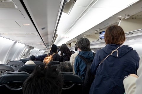 「怖くて声も出せなかった」飛行機で太もも触られ…新幹線では音漏れ・靴脱ぎ・全倒し、読者が語る“移動地獄”