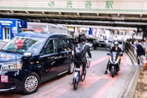 勝手に転んで「車のせい」、避ければ対向車と接触の危険も…予測不能な自転車の動き、青切符導入に不安
