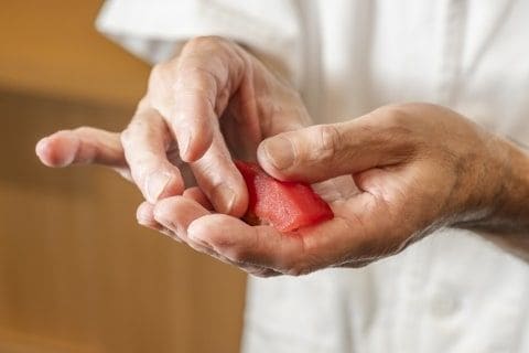 「最後にウニ食べますか？」追加したら一貫7000円…高級寿司店の会計にSNS騒然、弁護士の見解は