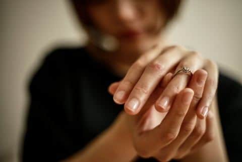 「800万円の奨学金あるなら結婚できない」式直前に婚約破棄された女性の怒り…相手男性に慰謝料請求できる？