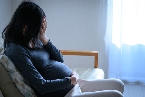 「妊娠中のお腹を殴られた」タレント投稿に衝撃、“ぶつかりおじさん”を通り越してる…犯罪といえるか？