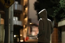 「ストーカー加害者をGPS装着を」自民提言に賛否、“監視社会化”のリスクと被害者保護の課題