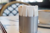 ドトールの砂糖「10本持ち帰り」目撃投稿が波紋、「ご自由にお使いください」でも窃盗罪？