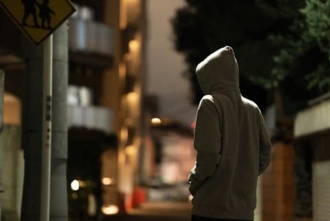 「ストーカー加害者にGPS装着を」自民提言に賛否、“監視社会化”のリスクと被害者保護の課題