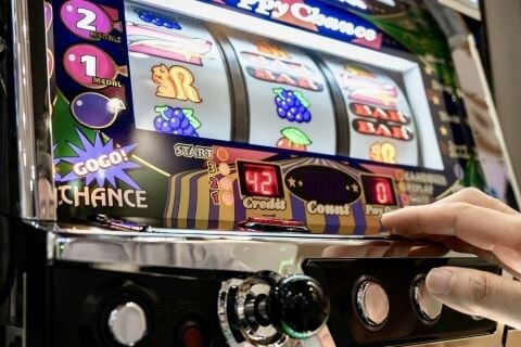 「もう限界です」ギャンブル依存の毒親の借金肩代わり、「親子の縁」は法的に切れるか