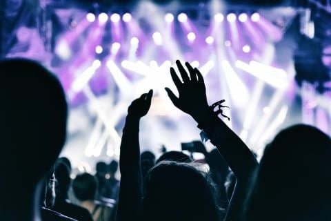 「一生忘れない」嵐ライブ映像をSNS投稿したら犯罪？ 動画とスクショで異なる法的リスク、弁護士が解説