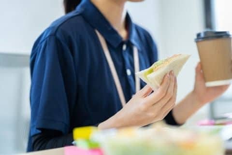 「コンビニはOK、外食は禁止」職場の謎ルール、「電話対応があるから」という理由は違法？