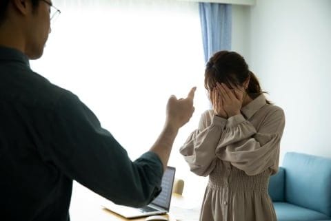 「嵐のラストライブを夫に邪魔された」悲鳴続出、“嵐離婚”の声も…「妻に配信を見せない」のはモラハラ？