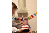 泣く幼児の顔にホールケーキを何度も押し付ける動画炎上、弁護士「お祝いのいたずら、通用しない」