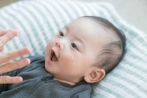 授乳ケープでカフェ授乳、「店員から注意」母の投稿で議論沸騰…店の「お断り」は許されるのか？