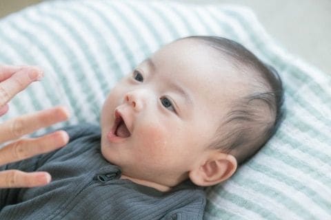 授乳ケープでカフェ授乳、「店員から注意」母の投稿で議論沸騰…店の「お断り」は許されるのか？
