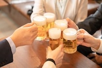 「地獄の時間でした」飲み会で女性上司から1時間密着された男性　会社も「スキンシップ」と擁護、セクハラにならないのか