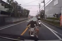 ノーヘルで追突、逃走か…ドラレコ映像拡散、運転者の「特定」や個人情報の晒しは許されるのか？