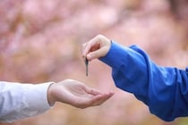 別れたのに合鍵を返さない元カレ・元カノ…法的リスクと「鍵交換費用」は請求できる？弁護士に聞いた