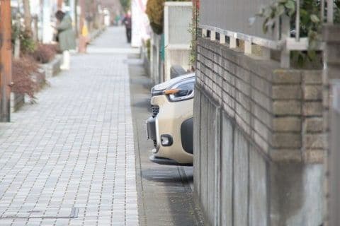 「タイヤが収まればOK？」住宅街にはびこる“はみ出し駐車”の理不尽　車めぐる近隣トラブル