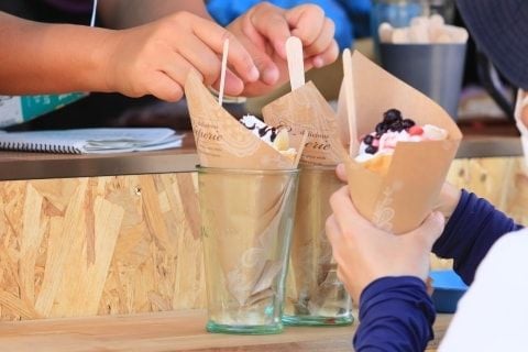 YouTuberが人気クレープ店でトラブル、店は「買わないでいいです」　客を拒否する自由はある？