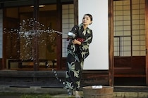 暑いから玄関先に「打ち水」、もし自転車やバイクが転倒したら責任は誰に？夏の風物詩に思わぬ法的リスク