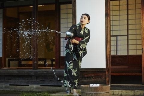 暑いから玄関先に「打ち水」、もし自転車やバイクが転倒したら責任は誰に？夏の風物詩に思わぬ法的リスク