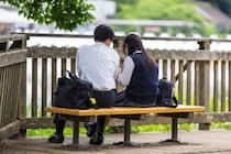 「ディズニーで彼女とホテルに泊まる」 高校生息子に「同意書へサインして」と言われた母親の悩み、未成年だけの宿泊リスクは？