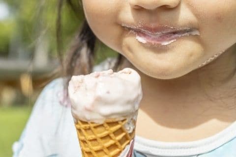 アイスを手に持ったまま「会計忘れ」スーパー退店、これって万引き？「うっかり」でも窃盗罪になるのか