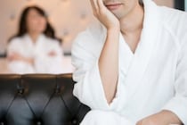 「不倫相手だった」まで公表する必要あった？ラブホテルから「バスローブ会見」の秋田県職員が停職6カ月に