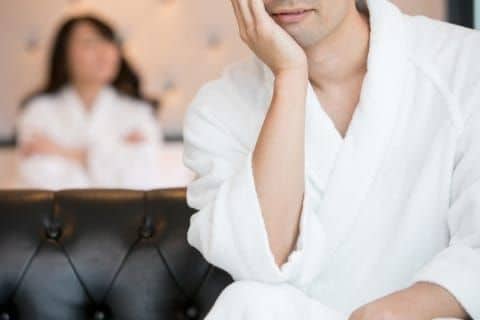 「不倫相手だった」まで公表する必要あった？ラブホテルから「バスローブ会見」の秋田県職員が停職6カ月に