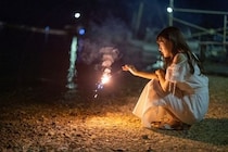 公園で「手持ち花火」、実はダメ？「みんなやってるからOK」と思ってたら…場所ごとにちがう「落とし穴」