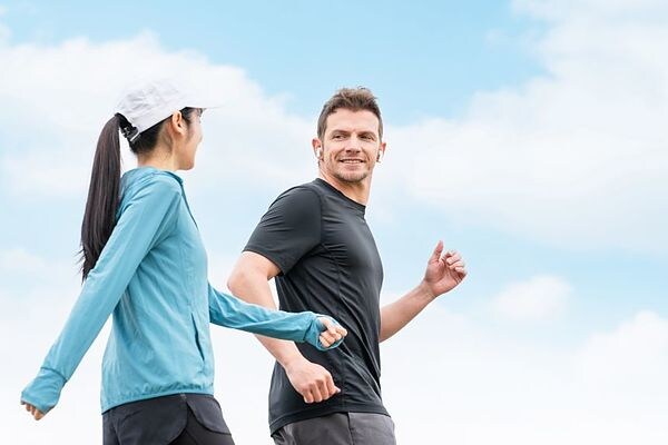 「親指歩き」が膝を壊す！3本指で守る関節の健康法