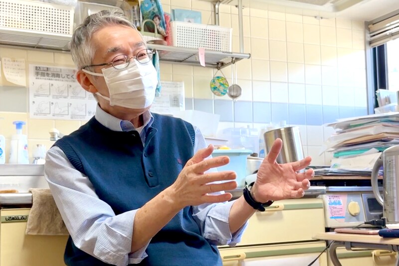 インタビューにこたえる鍼灸師の髙田常雄さん