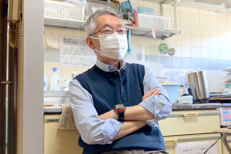 インタビューにこたえる鍼灸師の髙田常雄さん