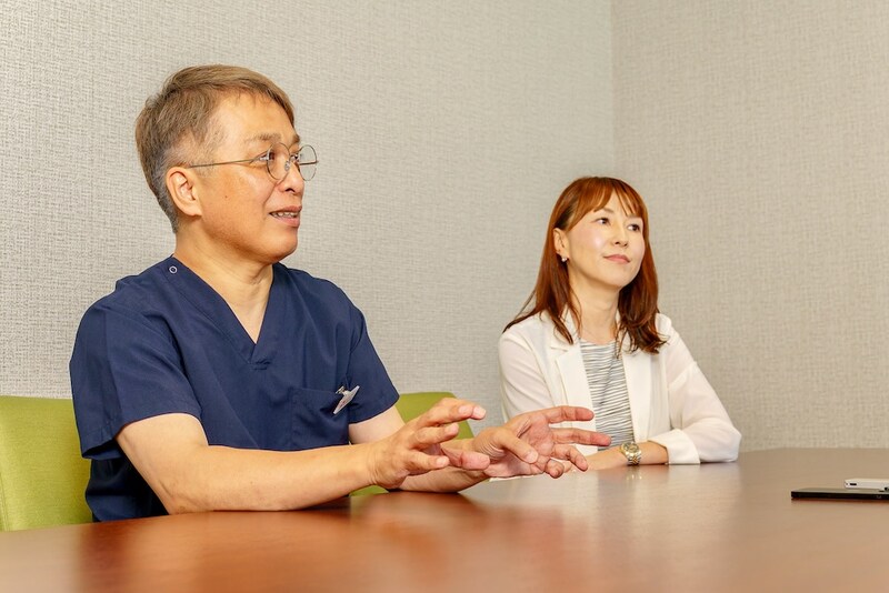 インタビューにこたえる相良吉昭医師と坂元さん