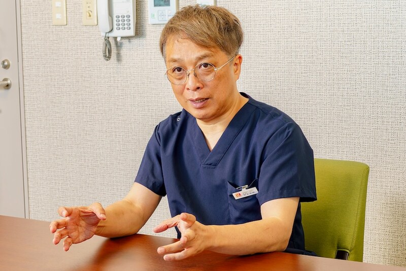 インタビューにこたえる相良吉昭医師