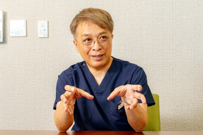 インタビューにこたえる相良吉昭医師