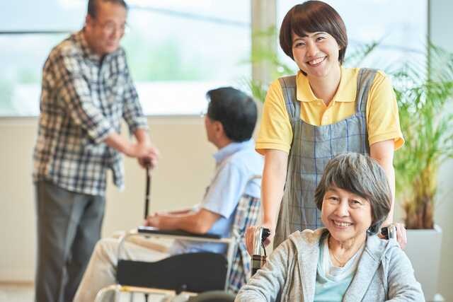 介護職を徹底解剖！ 給料、資格、施設ごとの働き方、将来性などを調査しました