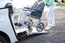 介護タクシーとは？ ドライバーの仕事内容、働き方、必要な資格、給料などを徹底調査