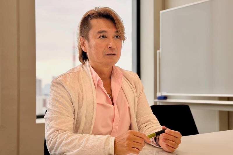 インタビューにこたえる服巻さん