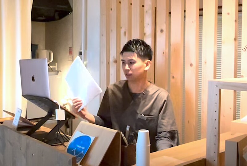 PCと紙カルテを確認している久保さん