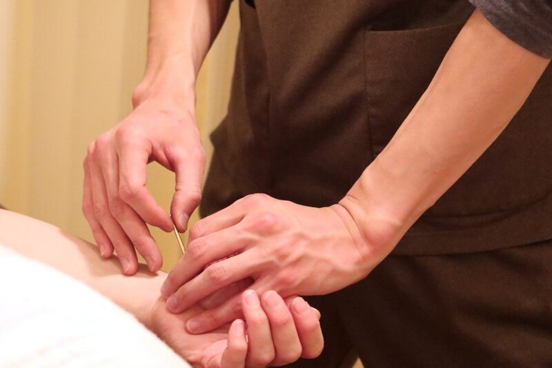 金鍼で手首の経穴を刺激する様子