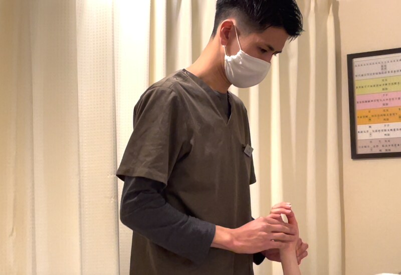 手首で脈を取る久保さん