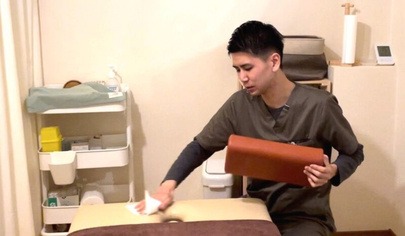 ベッドメイキングをする久保さん