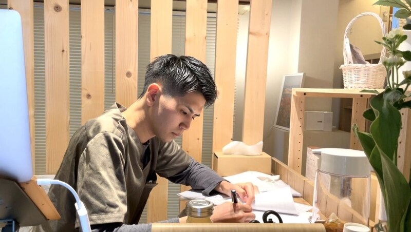 カルテに記入する久保さん