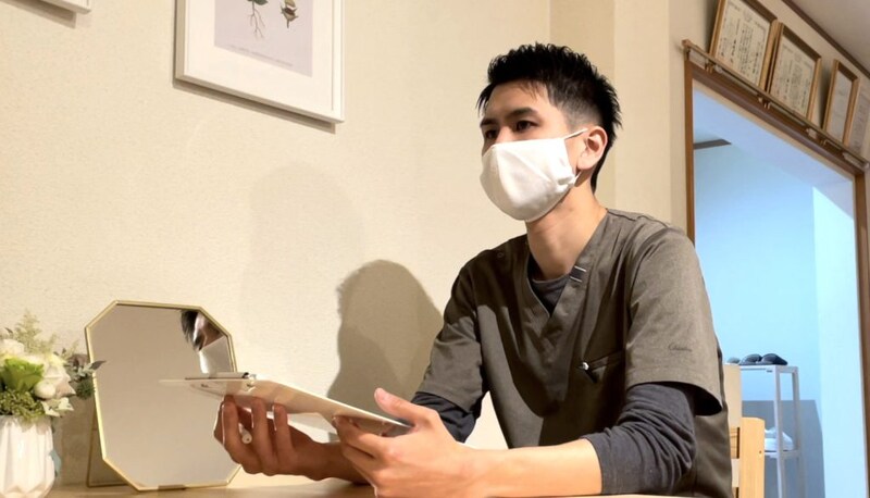 新規患者を問診する久保さん