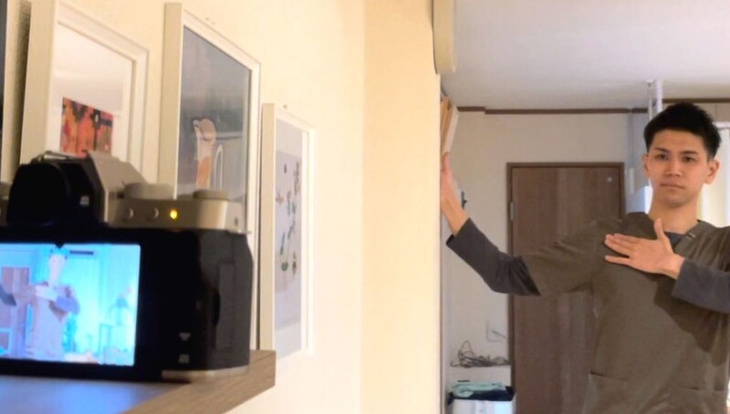 ストレッチの様子を動画撮影する久保さん