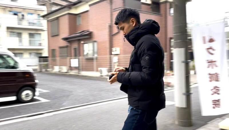 治療院を閉めて保育園へ向かう久保さん