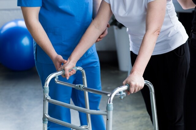 起きる・座る・立つ・歩く　基本動作の回復を支える「理学療法士」とは？