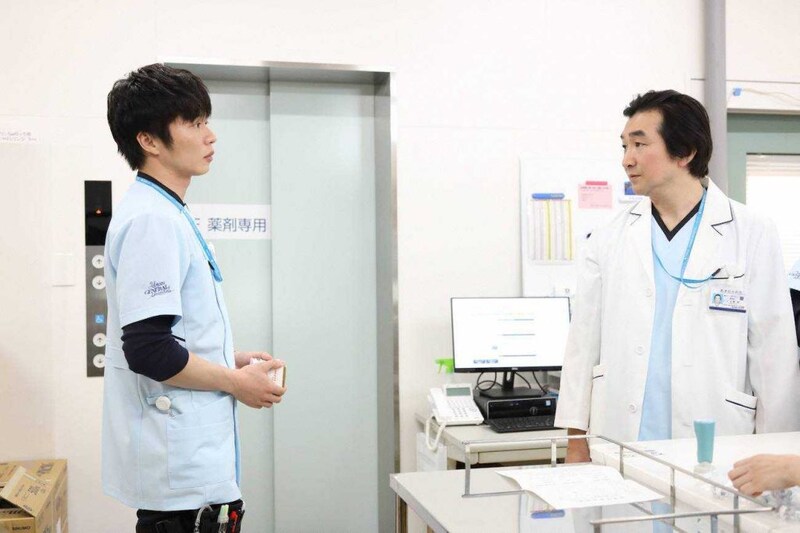 『アンサング・シンデレラ』治験管理担当の薬剤部副部長の七尾と薬剤部副部長の瀬野