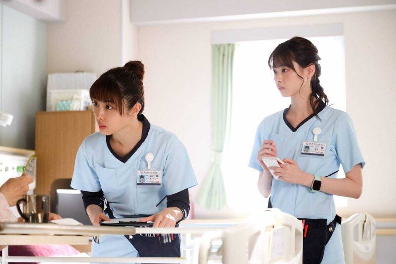 『アンサング・シンデレラ』病棟をまわり服薬指導にあたる様子