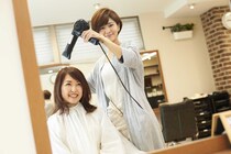美容師のスタイリストになるには？ デビューまでの期間や給与、必要資格、アシスタントとの違いを解説