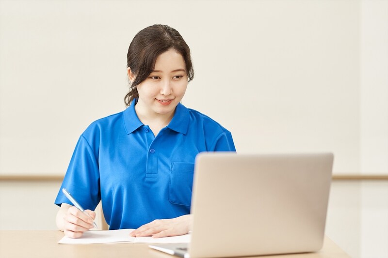 認知症介護基礎研修が2024年に義務化！ 対象者と免除の条件、初任者研修との違いも解説